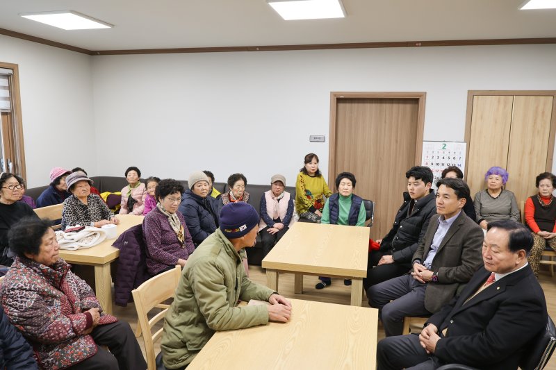 한파쉼터 점검하는 김진태 강원도지사.(강원도 제공. 재판매 및 DB금지)/뉴스1