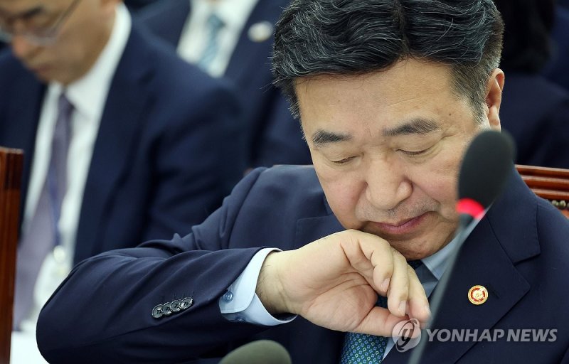 자료 살펴보는 윤호중 행정안전부 장관 (출처=연합뉴스)