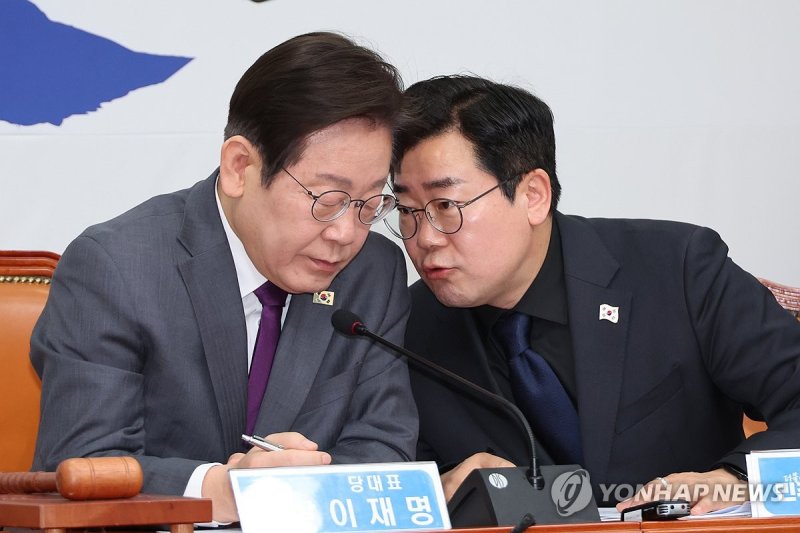 이재명 대통령(왼쪽)과 박찬대 전 원내대표 (출처=연합뉴스)