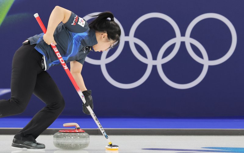 스위핑하는 컬링 믹스더블 김선영 (코르티나담페초=연합뉴스) 류영석 기자 = 컬링 믹스더블 국가대표 김선영이 5일(현지시간) 이탈리아 코르티나담페초 컬링 올림픽 스타디움에서 열린 밀라노·코르티나 동계올림픽 이탈리아와의 라운드로빈 경기에서 스위핑하고 있다. 2026.2.5 ondol@yna.co.kr (끝)