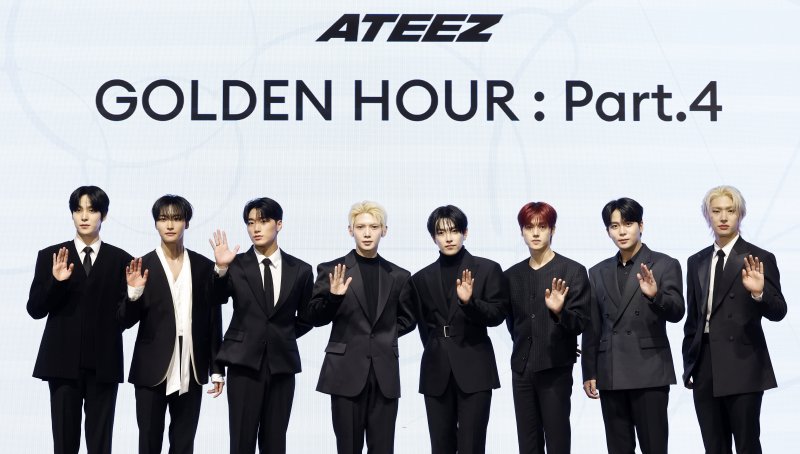 [서울=뉴시스] 김혜진 기자 = 그룹 에이티즈(왼쪽부터 윤호, 성화, 산, 여상, 홍중, 우영, 종호, 민)가 5일 오후 서울 영등포구 페어몬트호텔에서 열린 미니 13집 '골든 아워 : 파트 4(GOLDEN HOUR : Part.4)' 기자간담회에서 포즈를 취하고 있다. 2026.02.05. jini@newsis.com