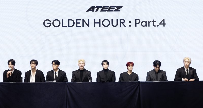 [서울=뉴시스] 김혜진 기자 = 그룹 에이티즈 윤호(왼쪽 첫번째)가 5일 오후 서울 영등포구 페어몬트호텔에서 열린 미니 13집 '골든 아워 : 파트 4(GOLDEN HOUR : Part.4)' 기자간담회에서 인사말을 하고 있다. 2026.02.05. jini@newsis.com