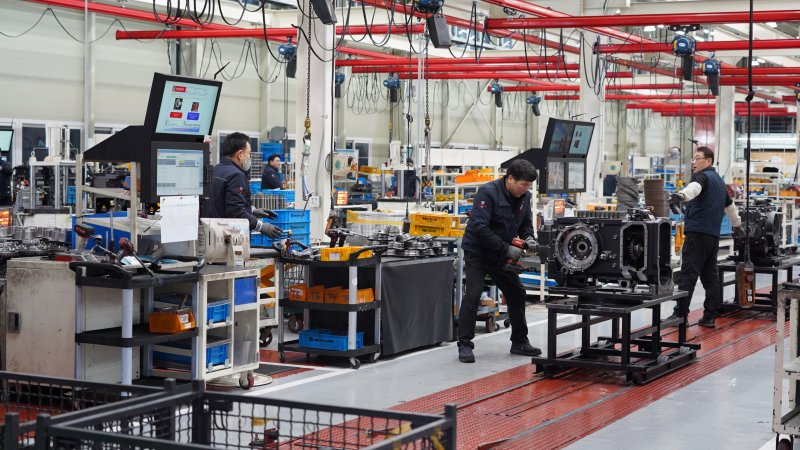 대동기어 2공장에서 직원들이 트랙터 미션을 조립하고 있다.
