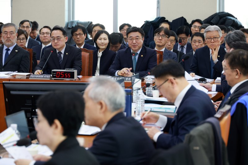 [서울=뉴시스] 고승민 기자 = 윤호중 행정안전부 장관이 5일 서울 여의도 국회에서 열린 행정안전위원회 전체회의에서 의원 질의에 답하고 있다. 2026.02.05. kkssmm99@newsis.com