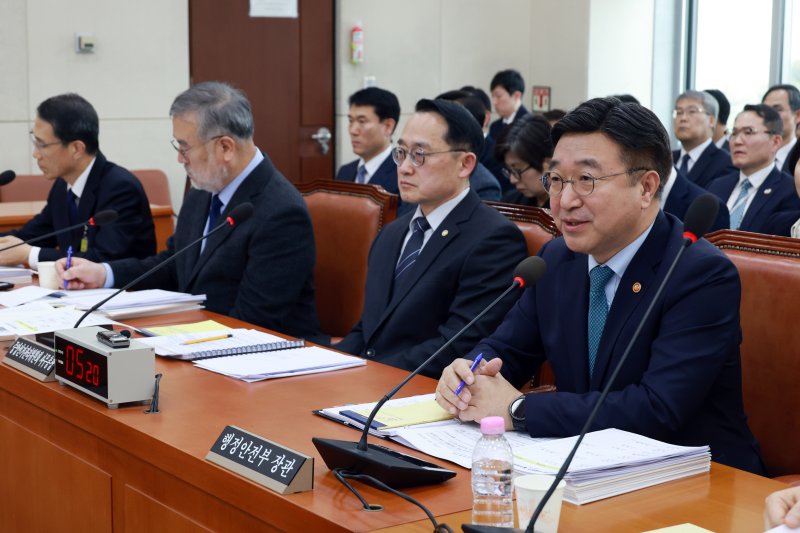 [서울=뉴시스] 고승민 기자 = 윤호중 행정안전부 장관이 5일 서울 여의도 국회에서 열린 행정안전위원회 전체회의에서 의원 질의에 답하고 있다. 2026.02.05. kkssmm99@newsis.com