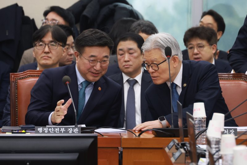 [서울=뉴시스] 고승민 기자 = 윤호중 행정안전부 장관과 최동석 인사혁신처장이 5일 서울 여의도 국회에서 열린 행정안전위원회 전체회의에서 대화하고 있다. 2026.02.05. kkssmm99@newsis.com