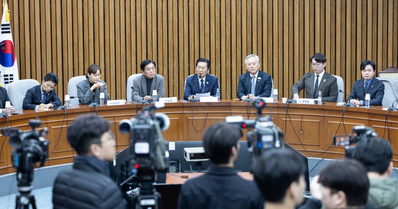 정청래 더불어민주당 대표가 5일 서울 여의도 국회에서 열린 조국혁신당과의 합당 관련 초선의원 간담회에서 모두발언하고 있다. 2026.2.5/뉴스1 ⓒ News1 이승배 기자