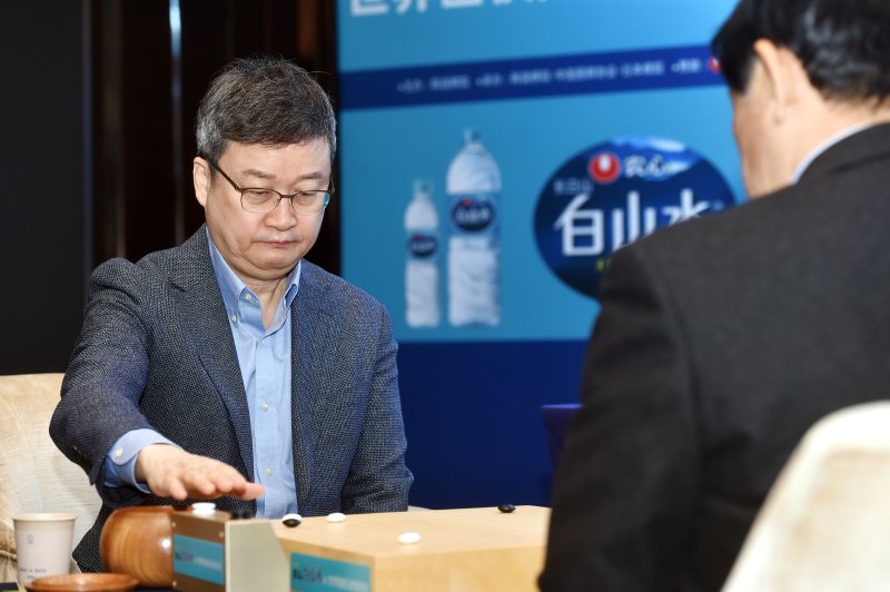 [서울=뉴시스] 유창혁 9단, 고바야시 고이치 9단과의 제3회 농심백산수배 세계바둑시니어최강전 본선 10국에서 279수 만에 백 12집반 승.(사진=한국기원 제공) *재판매 및 DB 금지