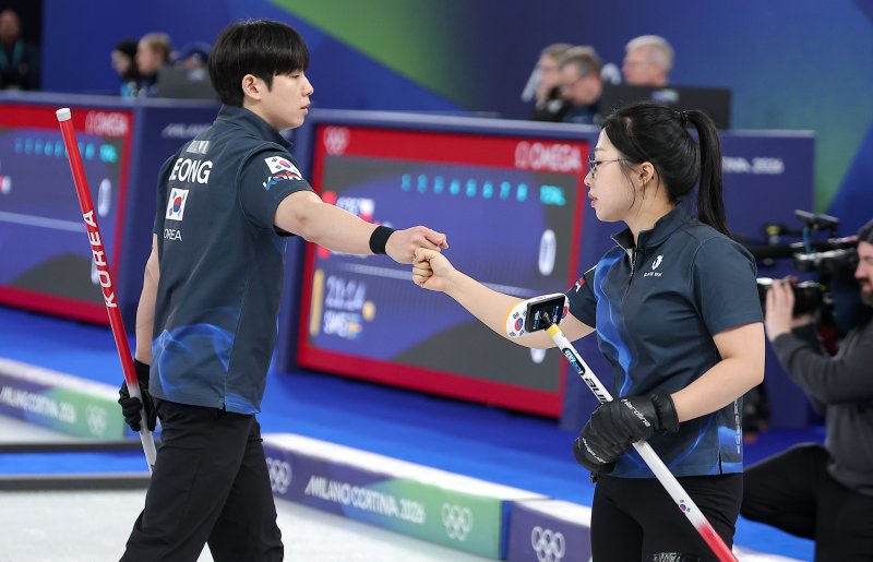 컬링 믹스더블 김선영과 정영석이 5일(현지시간) 이탈리아 코르티나담페초 컬링 올림픽 스타디움에서 열린 2026 밀라노·코르티나 동계올림픽 컬링 믹스더블 라운드 로빈 대한민국과 이탈리아의 경기에서 서로를 격려하고 있다. 2026.2.5/뉴스1 ⓒ News1 김성진 기자