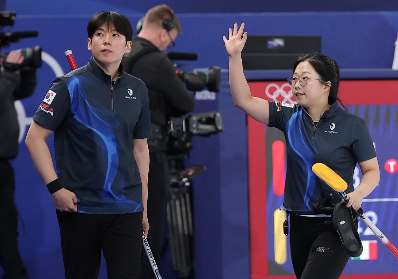 컬링 믹스더블 김선영과 정영석이 5일(현지시간) 이탈리아 코르티나담페초 컬링 올림픽 스타디움에서 열린 2026 밀라노·코르티나 동계올림픽 컬링 믹스더블 라운드 로빈 대한민국과 이탈리아의 경기에서 4대 8로 패배한 후 관중석을 향해 인사하고 있다. 2026.2.5/뉴스1 ⓒ News1 김성진 기자