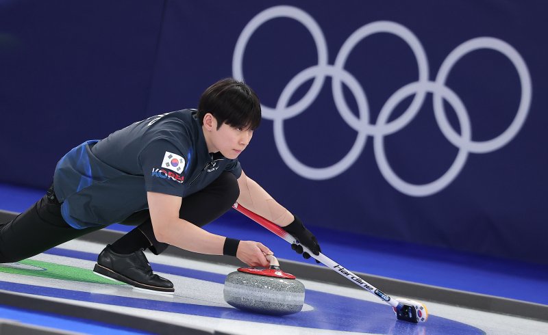 컬링 믹스더블 정영석이 5일(현지시간) 이탈리아 코르티나담페초 컬링 올림픽 스타디움에서 열린 2026 밀라노·코르티나 동계올림픽 컬링 믹스더블 라운드 로빈 대한민국과 이탈리아의 경기에서 딜리버리를 하고 있다.뉴스1