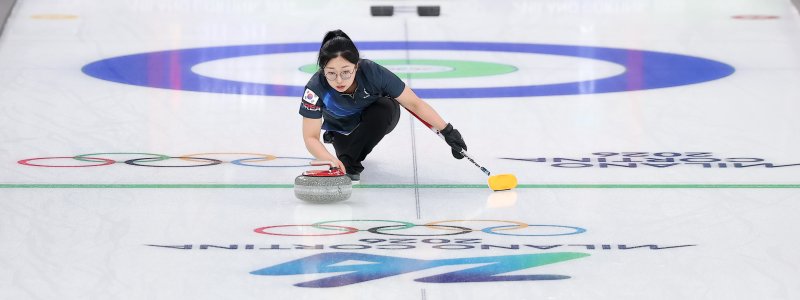 컬링 믹스더블 김선영이 5일(현지시간) 이탈리아 코르티나담페초 컬링 올림픽 스타디움에서 열린 2026 밀라노·코르티나 동계올림픽 컬링 믹스더블 라운드 로빈 대한민국과 이탈리아의 경기에서 딜리버리를 하고 있다. 2026.2.5/뉴스1 ⓒ News1 김성진 기자