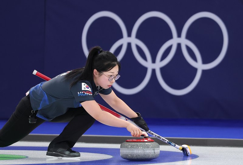 컬링 믹스더블 김선영이 5일(현지시간) 이탈리아 코르티나담페초 컬링 올림픽 스타디움에서 열린 2026 밀라노·코르티나 동계올림픽 컬링 믹스더블 라운드 로빈 대한민국과 이탈리아의 경기에서 딜리버리를 하고 있다. 2026.2.5/뉴스1 ⓒ News1 김성진 기자