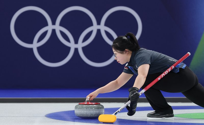 컬링 믹스더블 김선영이 5일(현지시간) 이탈리아 코르티나담페초 컬링 올림픽 스타디움에서 열린 2026 밀라노·코르티나 동계올림픽 컬링 믹스더블 라운드 로빈 대한민국과 이탈리아의 경기에서 딜리버리를 하고 있다. 2026.2.5/뉴스1 ⓒ News1 김성진 기자
