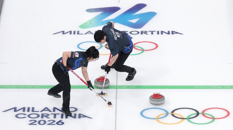 컬링 믹스더블 김선영과 정영석이 5일(현지시간) 이탈리아 코르티나담페초 컬링 올림픽 스타디움에서 열린 2026 밀라노·코르티나 동계올림픽 컬링 믹스더블 라운드 로빈 대한민국과 이탈리아의 경기에서 스위핑을 하고 있다. 뉴스1