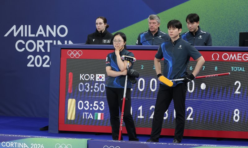 컬링 믹스더블 김선영과 정영석이 5일(현지시간) 이탈리아 코르티나담페초 컬링 올림픽 스타디움에서 열린 2026 밀라노·코르티나 동계올림픽 컬링 믹스더블 라운드 로빈 대한민국과 이탈리아의 경기에서 2-8로 뒤진 7엔드 상황을 지켜보고 있다. 2026.2.5/뉴스1 ⓒ News1 김성진 기자