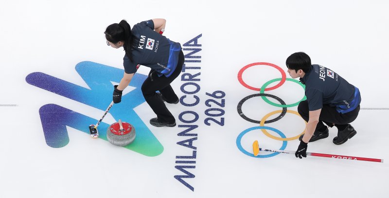 컬링 믹스더블 김선영과 정영석이 5일(현지시간) 이탈리아 코르티나담페초 컬링 올림픽 스타디움에서 열린 2026 밀라노·코르티나 동계올림픽 컬링 믹스더블 라운드 로빈 대한민국과 이탈리아의 경기에서 스위핑을 하고 있다. 2026.2.5/뉴스1 ⓒ News1 김성진 기자