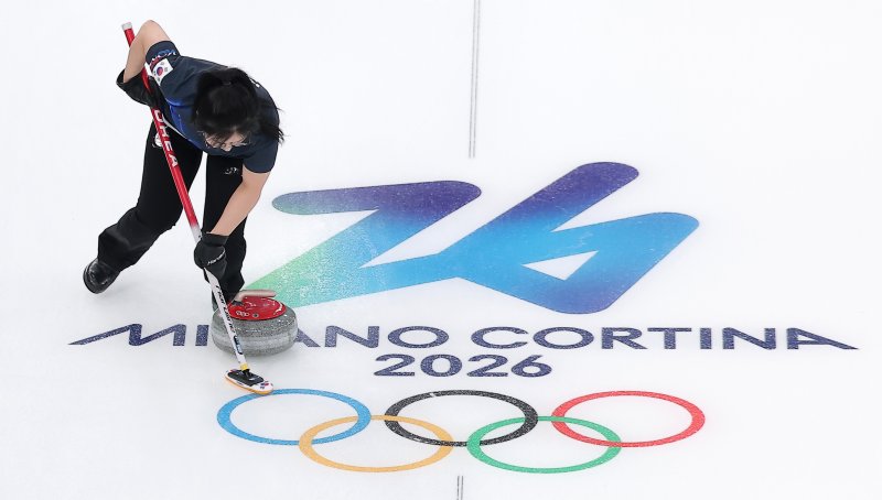 컬링 믹스더블 김선영이 5일(현지시간) 이탈리아 코르티나담페초 컬링 올림픽 스타디움에서 열린 2026 밀라노·코르티나 동계올림픽 컬링 믹스더블 라운드 로빈 대한민국과 이탈리아의 경기에서 스위핑을 하고 있다. 2026.2.5/뉴스1 ⓒ News1 김성진 기자
