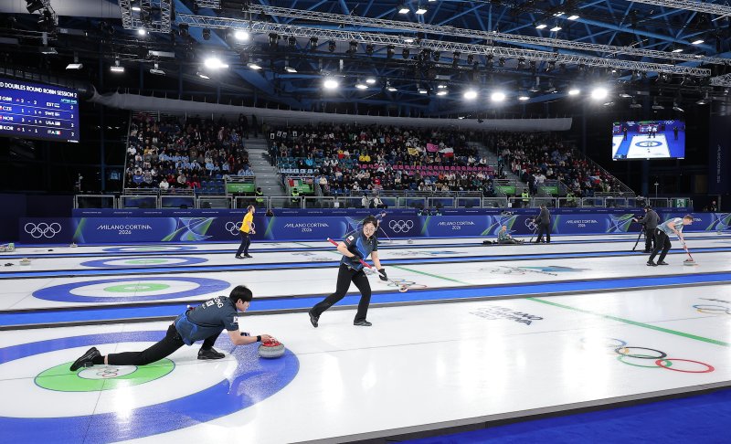 컬링 믹스더블 정영석이 5일(현지시간) 이탈리아 코르티나담페초 컬링 올림픽 스타디움에서 열린 2026 밀라노·코르티나 동계올림픽 컬링 믹스더블 라운드 로빈 대한민국과 이탈리아의 경기에서 딜리버리를 하고 있다. 2026.2.5/뉴스1 ⓒ News1 김성진 기자