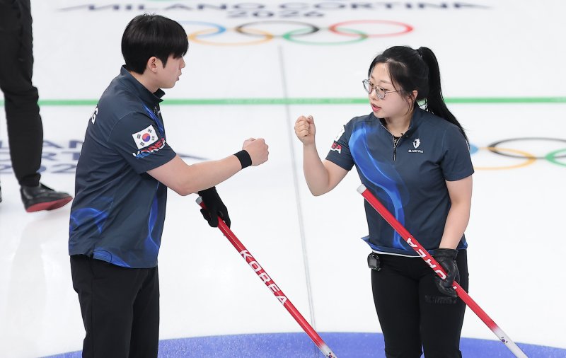 컬링 믹스더블 김선영과 정영석이 5일(현지시간) 이탈리아 코르티나담페초 컬링 올림픽 스타디움에서 열린 2026 밀라노·코르티나 동계올림픽 컬링 믹스더블 라운드 로빈 대한민국과 이탈리아의 경기에서 서로를 격려하고 있다. 2026.2.5/뉴스1 ⓒ News1 김성진 기자