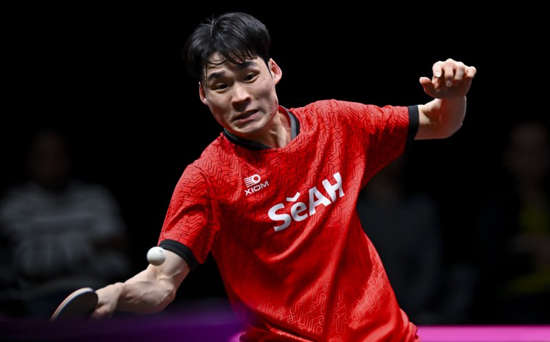 [도하=신화/뉴시스] 장우진(18위)이 11일(현지 시간) 카타르 도하에서 열린 월드테이블테니스(WTT) 챔피언스 도하 2026 남자 단식 결승에서 린윈루(13위·대만)와 경기하고 있다. 준결승에서 세계 2위 린스둥(중국)을 꺾고 올라온 장우진은 대만 간판 린윈루에게 0-4(7-11 9-11 9-11 11-13)로 완패해 준우승을 차지했다. 2026.01.12.