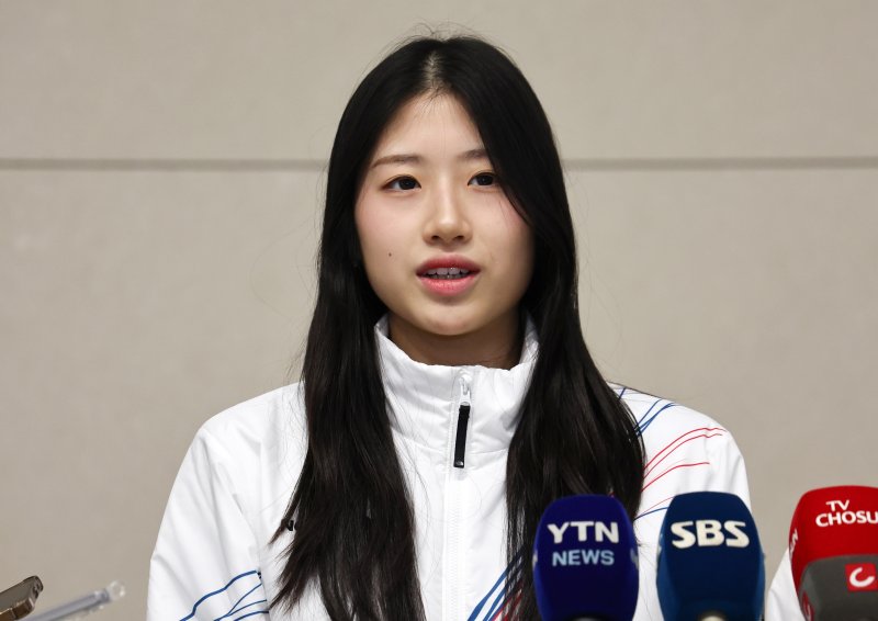 2026 밀라노·코르티나담페초 동계올림픽에 출전하는 대한민국 피겨스케이팅 대표팀 이해인 선수가 4일 오전 인천국제공항 제2터미널을 통해 출국하기 전 취재진과 인터뷰를 하고 있다. 2026.2.4/뉴스1 ⓒ News1 최지환 기자