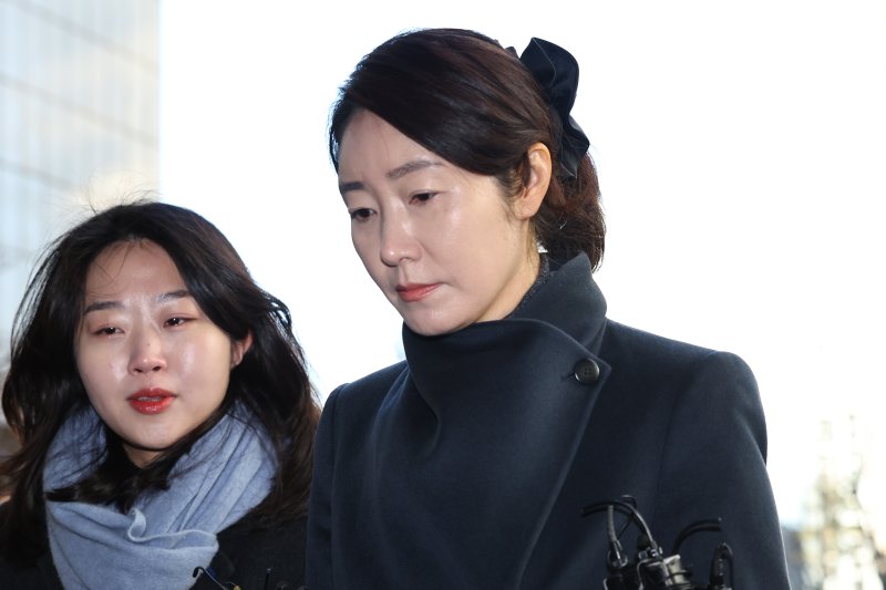 [서울=뉴시스] 최진석 기자 = 공천헌금 1억원을 수수한 혐의를 받는 강선우 무소속 의원이 2차 경찰 조사를 받기 위해 3일 오전 서울 마포구 서울경찰청 광역수사단 공공범죄수사대로 출석하고 있다. 2026.02.03. myjs@newsis.com