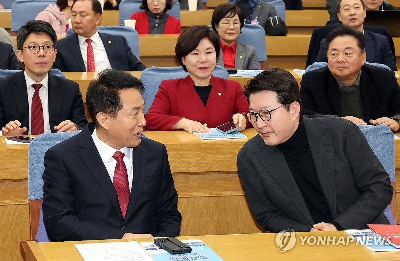 얘기 나누는 오세훈 서울시장-신동욱 최고위원 (출처=연합뉴스)