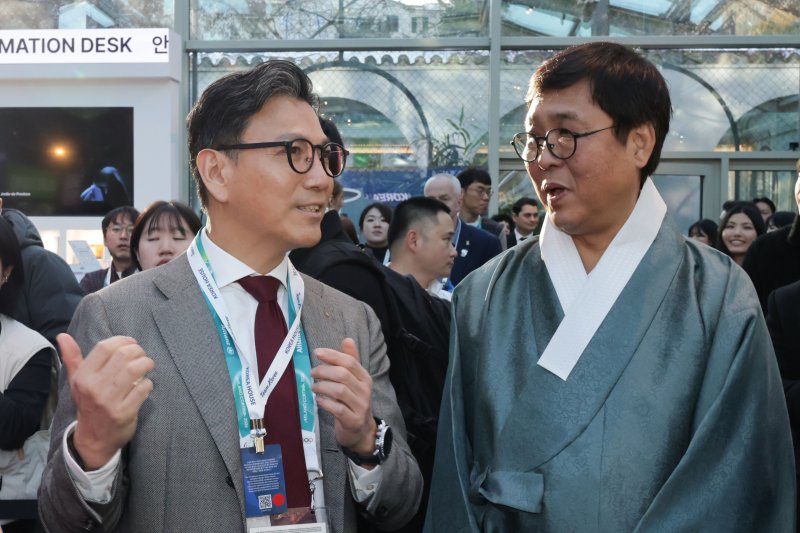 김재열 국제올림픽위원회(IOC) 집행위원 겸 국제빙상경기연맹(ISU) 회장과 최휘영 문화체육관광부 장관(오른쪽)이 5일(현지시간) 이탈리아 밀라노 빌라 네키 캄필리오(Villa Necchi Campiglio)에서 열린 코리아하우스 개관식에서 대화를 나누고 있다. 2026.2.6/뉴스1 ⓒ News1 김진환 기자