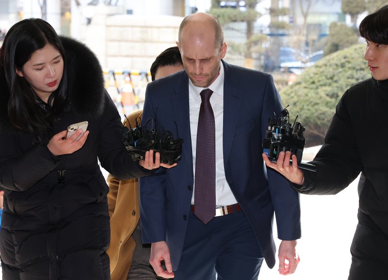 [서울=뉴시스] 이영환 기자 = 해롤드 로저스 쿠팡 한국법인 임시대표가 30일 오후 서울경찰청 쿠팡 수사 종합 태스크포스(TF)에서 진행되는 소환조사에 피고발인 신분으로 출석하고 있다. 2026.01.30. 20hwan@newsis.com