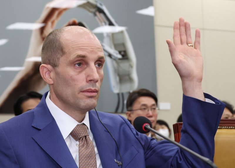 [서울=뉴시스] 김금보 기자 = 해롤드 로저스 쿠팡 대표이사가 지난해 12월 31일 오전 서울 여의도 국회에서 열린 쿠팡 침해사고 및 개인정보 유출, 불공정 거래, 노동환경 실태 파악과 재발방지 대책 마련을 위한 연석 청문회에서 발언 요청을 하고 있다. 2025.12.31. kgb@newsis.com