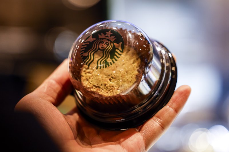 [서울=뉴시스] 정병혁 기자 = 30일 서울 마포구 스타벅스 홍대동교점을 찾은 시민들이 스타벅스 두바이 쫀득롤을 구매한 뒤 사진을 찍고 있다. 2026.01.30. jhope@newsis.com