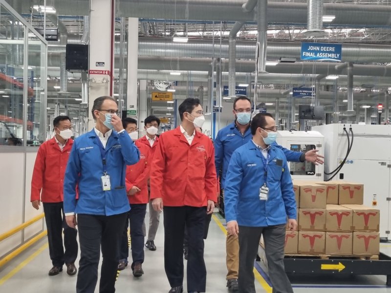 [서울=뉴시스] 정병혁 기자 = 이재용 삼성전자 회장이 하만 멕시코공장을 찾아 내부를 둘러보고 있다.(사진=삼성전자 제공) 2022.09.12. photo@newsis.com *재판매 및 DB 금지