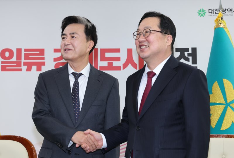 이장우 대전시장과 김태흠 충남도지사가 21일 대전시청 접견실에서 대전·충남 행정통합 관련 긴급 회동에서 악수하고 있다. 2026.1.21/뉴스1 ⓒ News1 김기태 기자