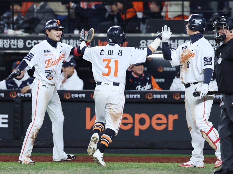 [대전=뉴시스] 조성우 기자 = 30일 대전 중구 한화생명볼파크에서 열린 2025 KBO 한국시리즈 4차전 LG 트윈스와 한화 이글스의 경기, 한화 7회말 공격 2사 주자 2, 3루서 문현빈의 2타점 적시타 때 손아섭이 홈인하며 기뻐하고 있다. 2025.10.30. xconfind@newsis.com