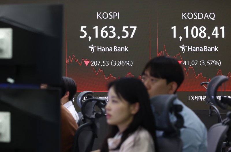 [서울=뉴시스] 황준선 기자 = 코스피가 전 거래일(5371.10)보다 207.53포인트(3.86%) 내린 5163.57에 마감한 지난 5일 오후 서울 중구 하나은행 딜링룸 전광판에 지수가 표시돼 있다. 2026.02.05. hwang@newsis.com