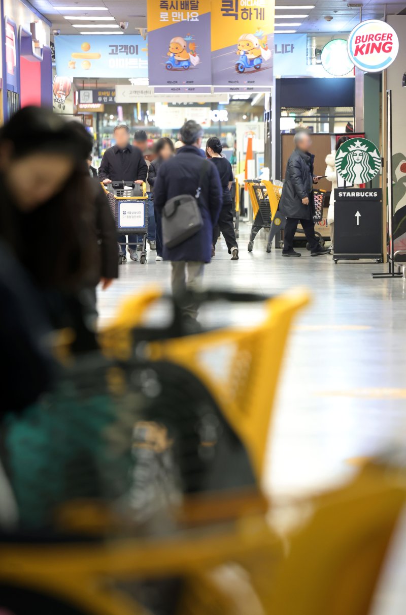 [서울=뉴시스] 홍효식 기자 = 더불어민주당과 정부가 대형마트의 영업시간 외 온라인 주문·배송을 제한하는 이른바 ‘새벽배송 금지’ 규제를 없애는 내용의 입법을 추진한다. 현재 대형마트는 유통법에 따라 자정부터 오전 10시까지 심야 영업이 제한됐지만, 개정안이 국회를 통과하면 대형마트와 기업형 슈퍼마켓도 심야 시간에 포장, 반출, 배송 등의 영업 행위가 가능해진다.5일 서울 시내 한 대형마트 모습. 2026.02.05. yesphoto@newsis.com