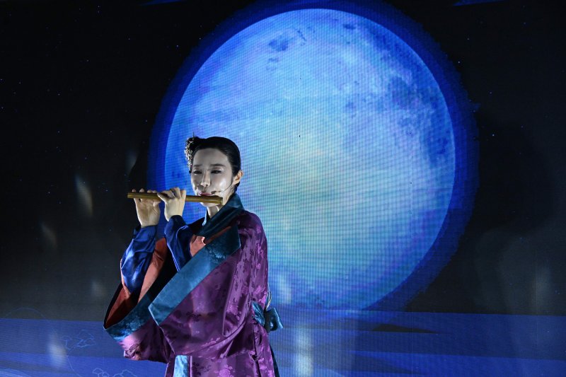 [부여=뉴시스] 5일 국립부여문화유산연구소에서 열린 '부여 관북리 유적 출토 악기와 문자 성과 공개회'에 공개된 백제 횡적 재현품으로 '수제천'을 연주하는 종묘제례악 이수자 김윤희 씨(사진=국가유산청 제공) 2026.02.05. photo@newsis.com *재판매 및 DB 금지