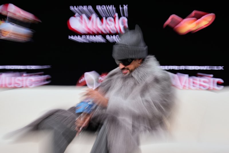 5일(목) 미국 캘리포니아주 샌프란시스코에서 열린 기자회견에서 애플 뮤직 퍼볼(LX) 하프타임 쇼 공연자인 배드 버니가 발언하는 모습을 담고 있다. 사진=AP뉴시스