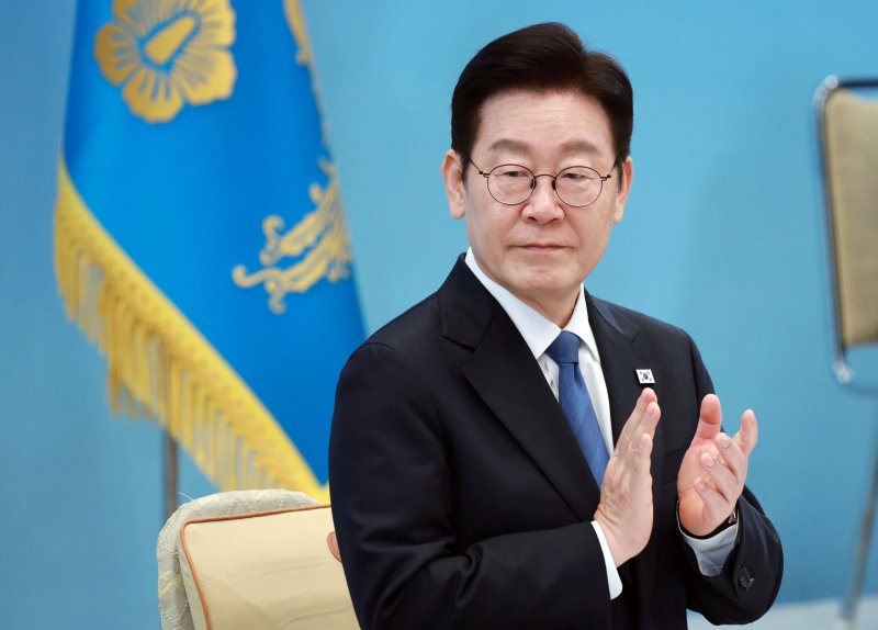 이재명 대통령이 5일 청와대에서 열린 대통령과학장학생·올림피아드 대표단 친수 및 간담회(미래 과학자와의 대화)에서 박수를 치고 있다. 2026.2.5/뉴스1 ⓒ News1 허경 기자