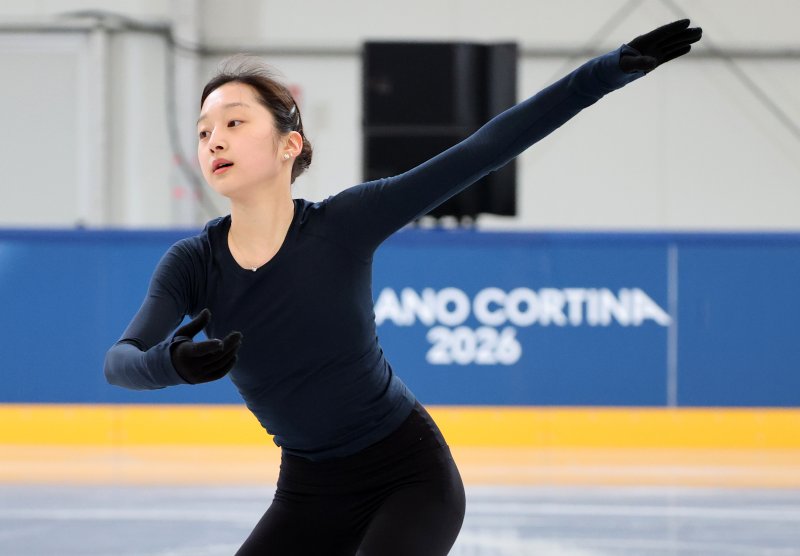 피겨 신지아가 2026 밀라노·코르티나담페초 동계올림픽 개막을 하루 앞둔 5일(현지시간) 이탈리아 밀라노 아이스 스케이팅 아레나에서 훈련하고 있다. 2026.2.5/뉴스1 ⓒ News1 김진환 기자
