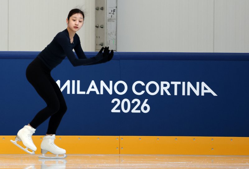 피겨 신지아가 2026 밀라노·코르티나담페초 동계올림픽 개막을 하루 앞둔 5일(현지시간) 이탈리아 밀라노 아이스 스케이팅 아레나에서 훈련하고 있다. 2026.2.5/뉴스1 ⓒ News1 김진환 기자