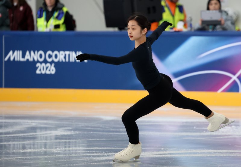 피겨 신지아가 2026 밀라노·코르티나담페초 동계올림픽 개막을 하루 앞둔 5일(현지시간) 이탈리아 밀라노 아이스 스케이팅 아레나에서 훈련하고 있다. 2026.2.5/뉴스1 ⓒ News1 김진환 기자
