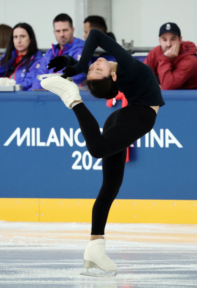 피겨 신지아가 2026 밀라노·코르티나담페초 동계올림픽 개막을 하루 앞둔 5일(현지시간) 이탈리아 밀라노 아이스 스케이팅 아레나에서 훈련하고 있다. 2026.2.5/뉴스1 ⓒ News1 김진환 기자