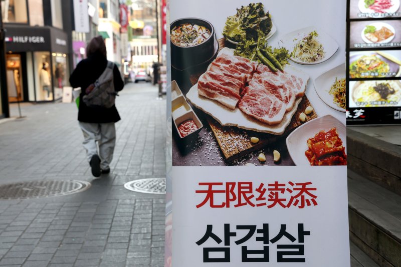 서울 중구 명동에서 시민이 한식당 앞을 지나가고 있다. 2026.1.23/뉴스1 ⓒ News1 이광호 기자