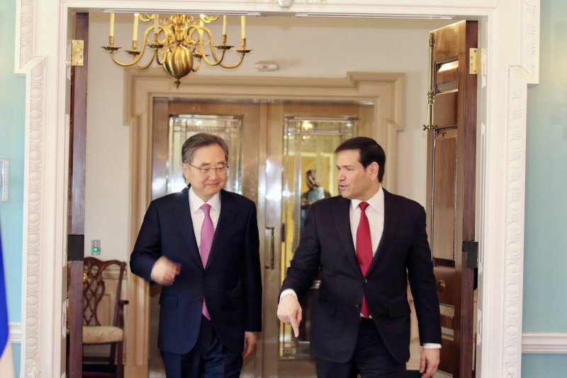 조현 외교부 장관이 지난 2월 3일(현지 시간) 미국 워싱턴DC 국무부에서 마코 루비오 미 국무장관과 외교장관 회담에 앞서 취재진 앞에서 사진 촬영에 나서고 있다. 뉴시스