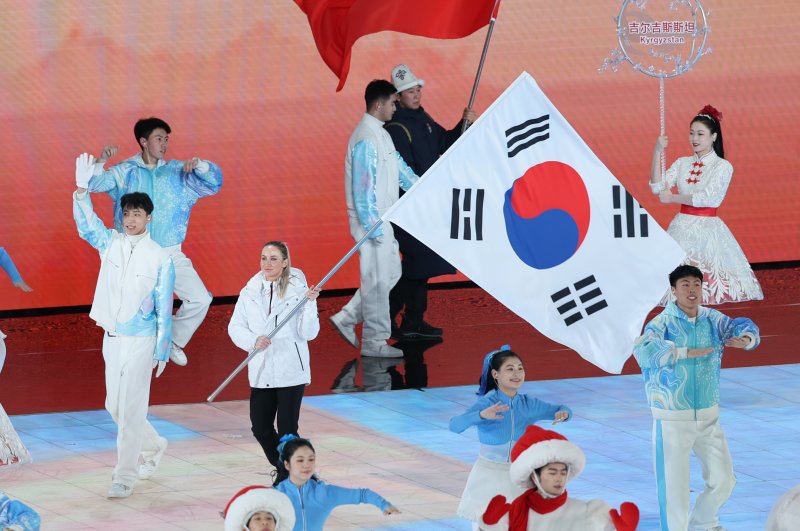 14일 중국 헤이룽장성 하얼빈 국제 컨벤션 전시 스포츠센터에서 열린 제9회 하얼빈 동계아시안게임 폐회식에서 대한민국 기수 예카테리나 압바꾸모바가 태극기를 들고 입장하고 있다. 2025.2.14/뉴스1 ⓒ News1 이승배 기자