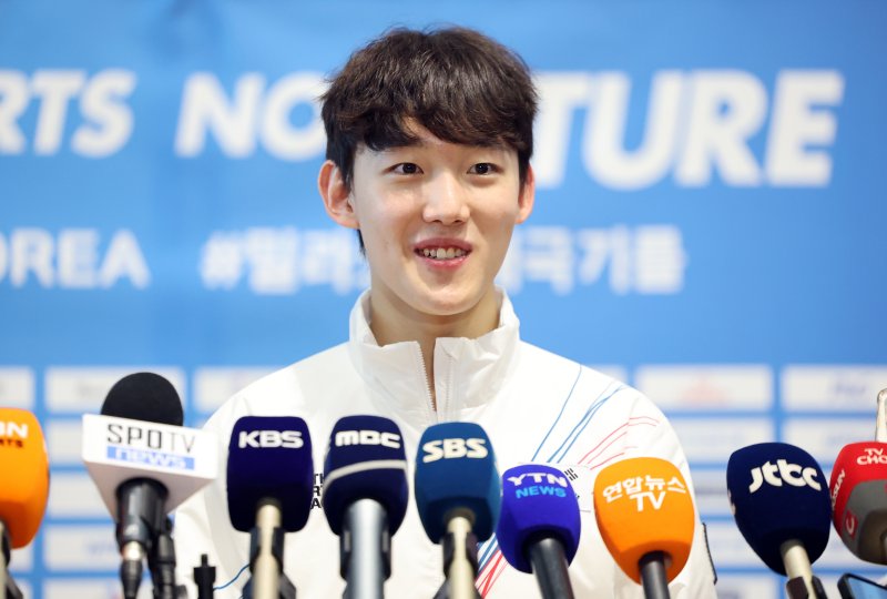 2026 밀라노·코르티나담페초 동계올림픽에 출전하는 대한민국 쇼트트랙 대표팀의 임종언이 30일 오전 인천국제공항 제2터미널을 통해 이탈리아 밀라노로 출국 전 취재진과 공식 인터뷰를 하고 있다. 2026.1.30/뉴스1 ⓒ News1 김진환 기자