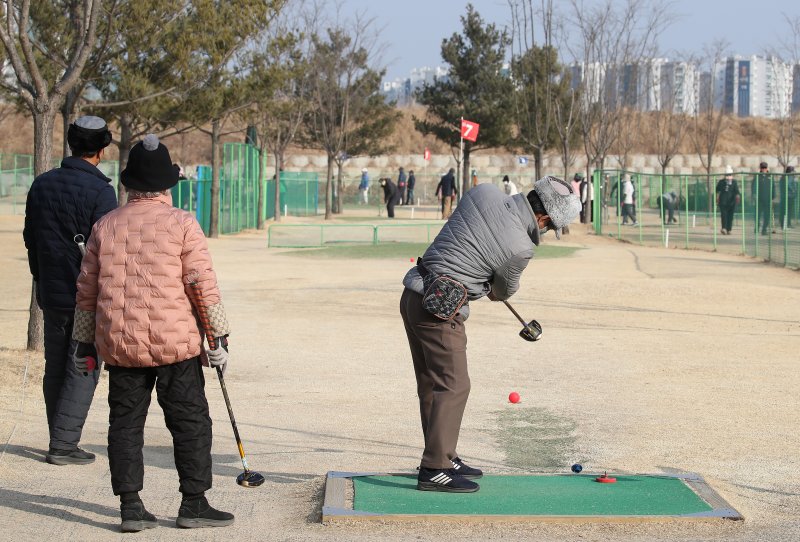 절기상 입춘(立春)인 4일 오후 대구 수성구 팔현파크골프장을 찾은 동호인들이 포근한 날씨 속에 파크골프를 즐기고 있다. 2026.2.4/뉴스1 ⓒ News1 공정식 기자