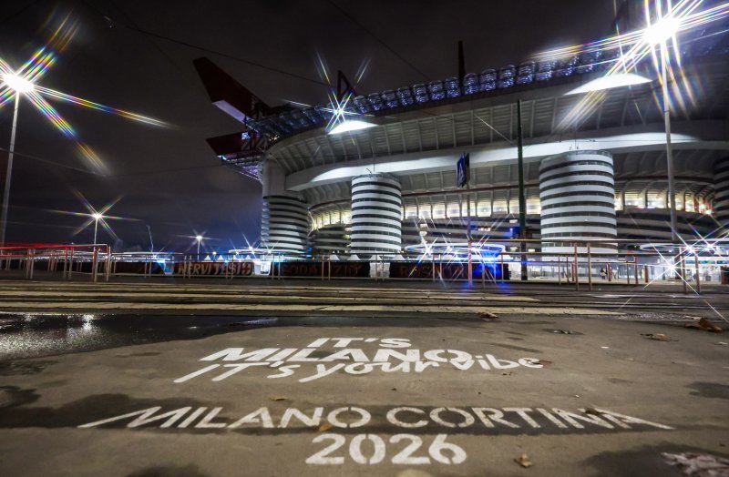 2026 밀라노·코르티나담페초 동계올림픽 개막을 하루 앞둔 5일(현지시간) 개막식이 열리는 이탈리아 밀라노 산시로 스타디움에 환한 조명이 켜져 있다. 밀라노·코르티나담페초 동계올림픽은 6일(현지시간) 개막식을 시작으로 17일간의 열전에 돌입한다. 2026.2.6/뉴스1 ⓒ News1 김진환 기자